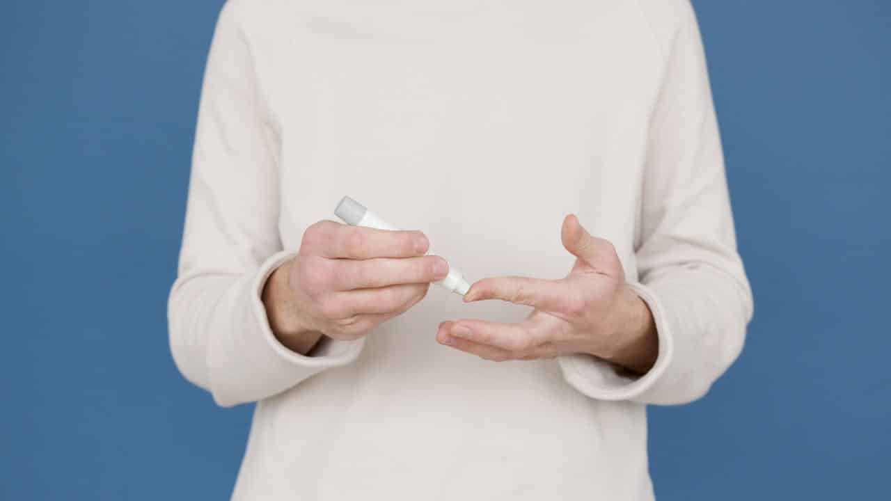 فحص العلامات الحيوية لقياس ضغط الدم المرتكز على الهاتف الذكي لتشخيص مقاومة الأنسولين